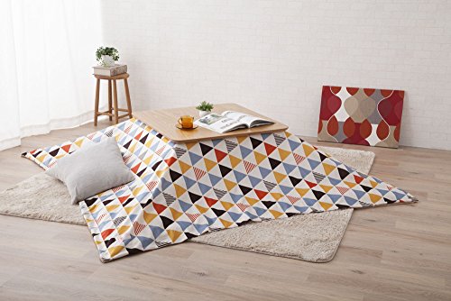 ファミリー世帯のこたつなら、お子さん好みのキュートな柄を選ぶのもいいですね。普段は可愛く、来客時はシックになど、使い分けできるのが上掛けカバーの便利な点です。