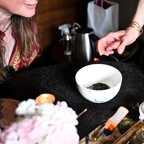 Edible oracles: Fortune-telling with cheese, onions, and tea leaves Podcast Por arte de portada