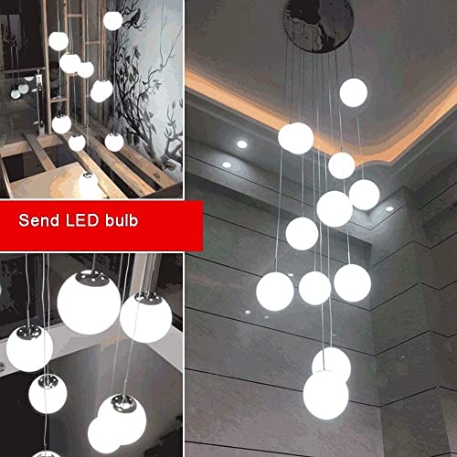 Lustre escalier moderne pour illuminer un salon haut plafond