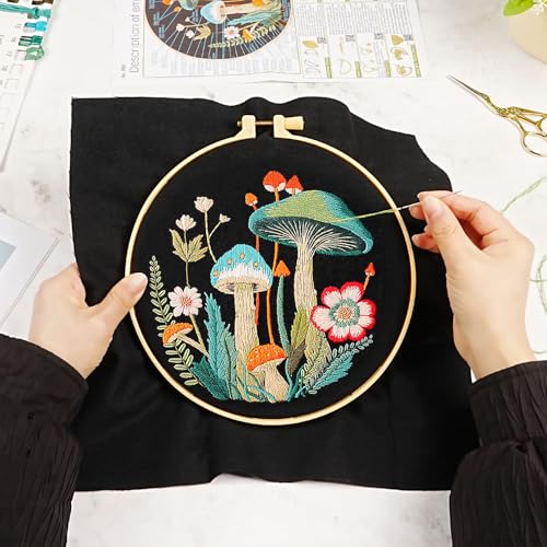 Kit broderie avec tissu imprimé champignon à offrir aux passionnés