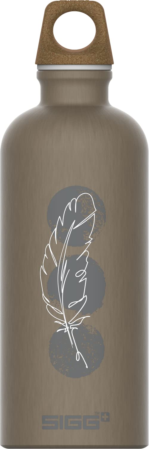 SIGG - Alu Trinkflasche - Traveller MyPlanet Lighter Motiv - Klimaneutral Zertifiziert - kohlensäurehaltige Getränke - Auslaufsicher, Federleicht, BPA-frei - Outdoor & Yoga - Mattes Taupe - 0,6L