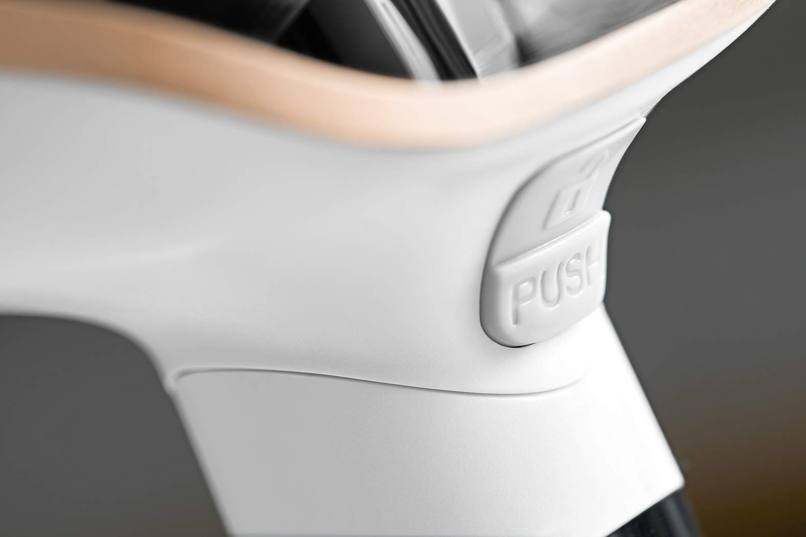 Calor Access Steam Pocket Défroisseur design ultra-compact avec tête pliable prêt en 15 secondes 1300 w débit de vapeur continu de 19 g/minute léger polyvalent réservoir d'eau de 120 ml DT3030C0