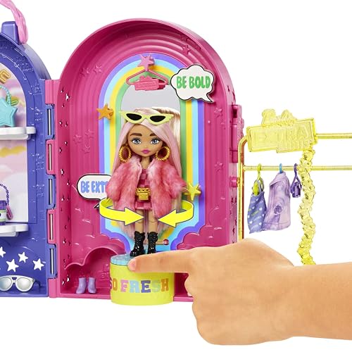 Barbie Extra Minis, Extra Mini Puppe und Boutique Spielset, Kleiderschrank mit Schränken, Regalen, Spiegeln, 360 Plattform… – Ansicht 3