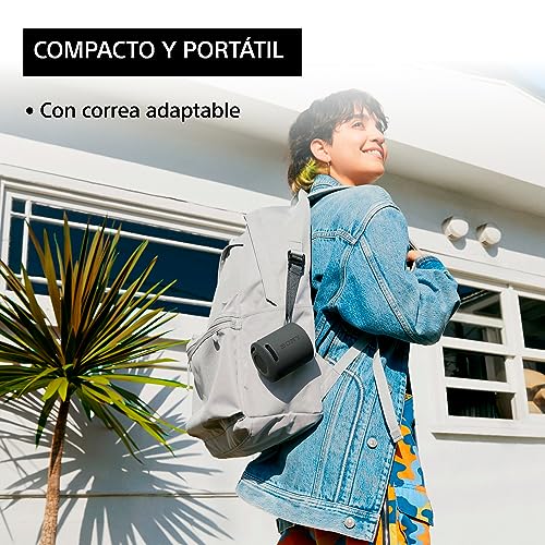 Altavoz Bluetooth Sony SRS-XB100 compacto y portátil atado a una mochila