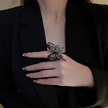 【新作 蝶モチーフで指先まで華やかに】Dior リング org.jpg