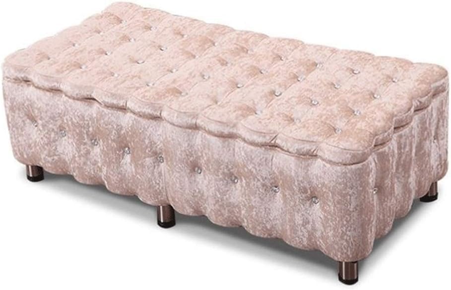 Banc de rangement en velours pour une chambre ordonnée