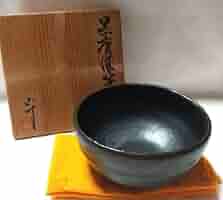 唐津焼　西岡小十　氏作　黒唐津茶碗　共箱・共布つき 唐津焼 西岡小十 氏作 黒唐津茶碗 共箱・共布つき