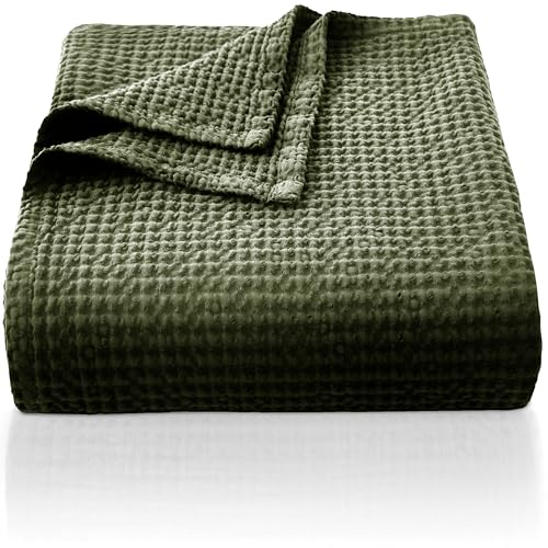 CHUFFED 100prozent Baumwolle Decke 130 x 150 cm, Weiche & Atmungsaktive Tagesdecke, Waffelmuster Leichte Decke als Sofadecke Couchdecke, Weich Kuschelige Wohndecke Wohnzimmer, Sofa Couch Olivgrün