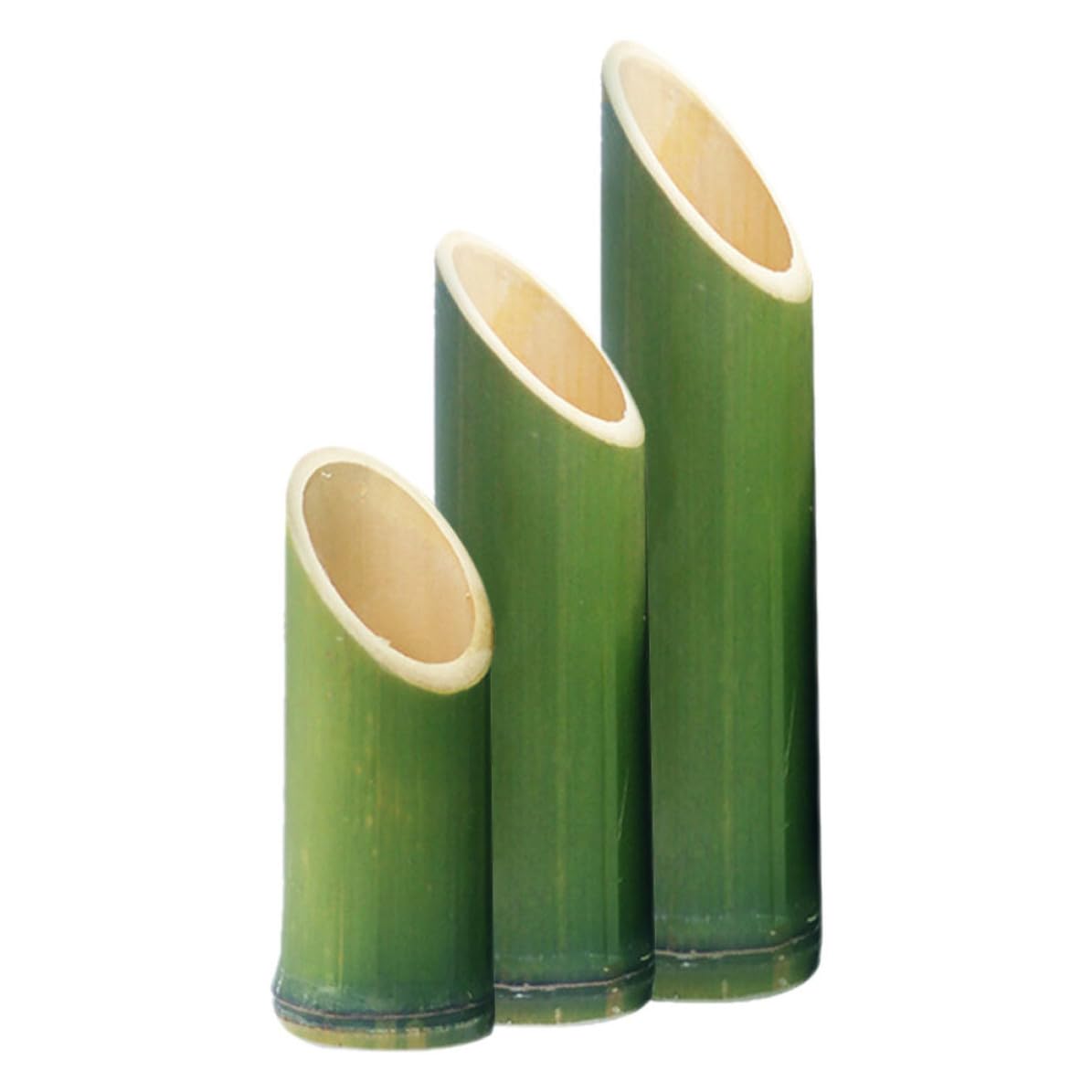 Vases en bambou vert pour remplacer le verre fragile lors d'un mariage en extérieur