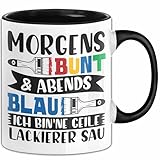Trendation Lustige Maler Lackierer Tasse (325 ml, Keramik) Morgens Bunt & Abends Blau Malen Tapezieren Malerin Becher (Schwarz) für Zuhause als Geschenk zum Geburtstag, Valentinstag oder Weihnachten