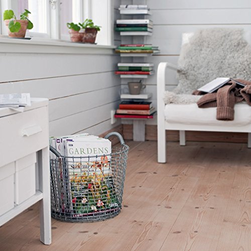 ステンレス製のワイヤーバスケットは素材も作りも丈夫です。本や工具など、ちょっと重いものを入れても安心して任せられます。リビングでの使用の他、アウトドアで使っても。