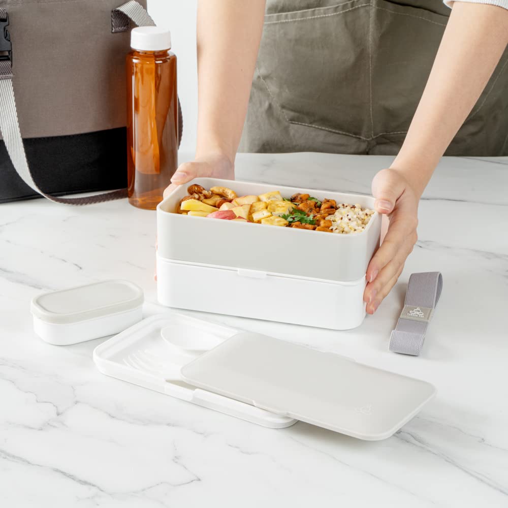 Restaurantware Bento Tek - Lonchera apilable de 1,148.2 g, 1 contenedor reutilizable para adultos, con utensilios incluidos, taza de salsa, de plástico gris y blanco, apta para microondas y