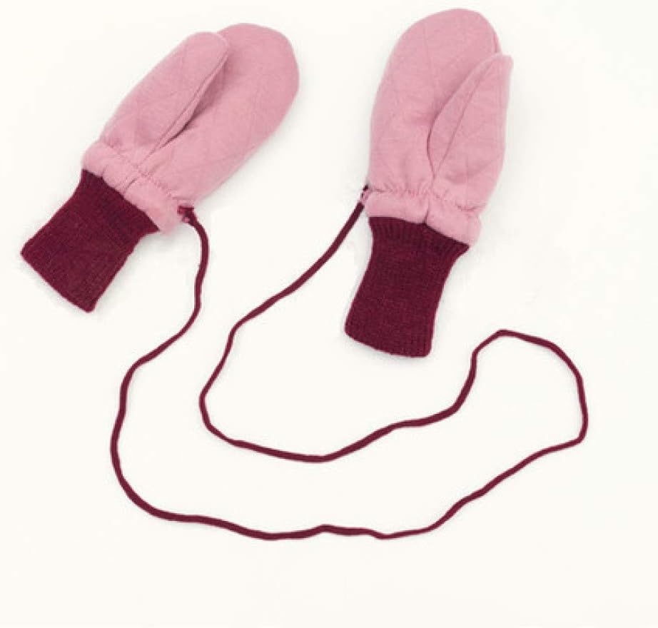 i bambini collegano e giocano ai videogiochi