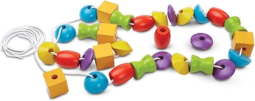 PlanToys Cuentas de madera para cordones (5353) | Fabricadas de forma sostenible con madera de caucho y pinturas y tintes no tóxicos