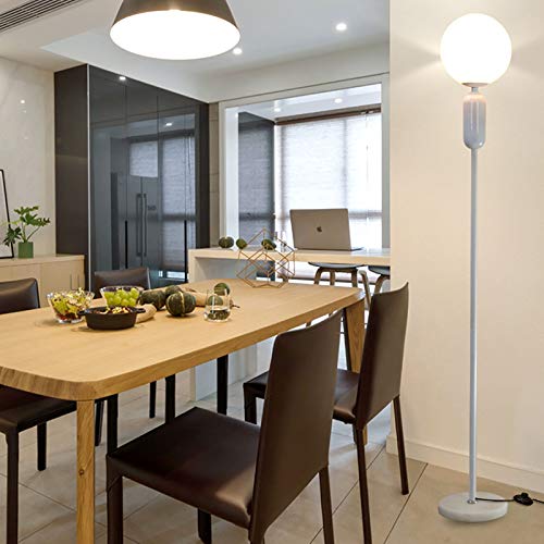 Lámparas de piso en negro ideales para transformar la atmósfera de tu hogar.