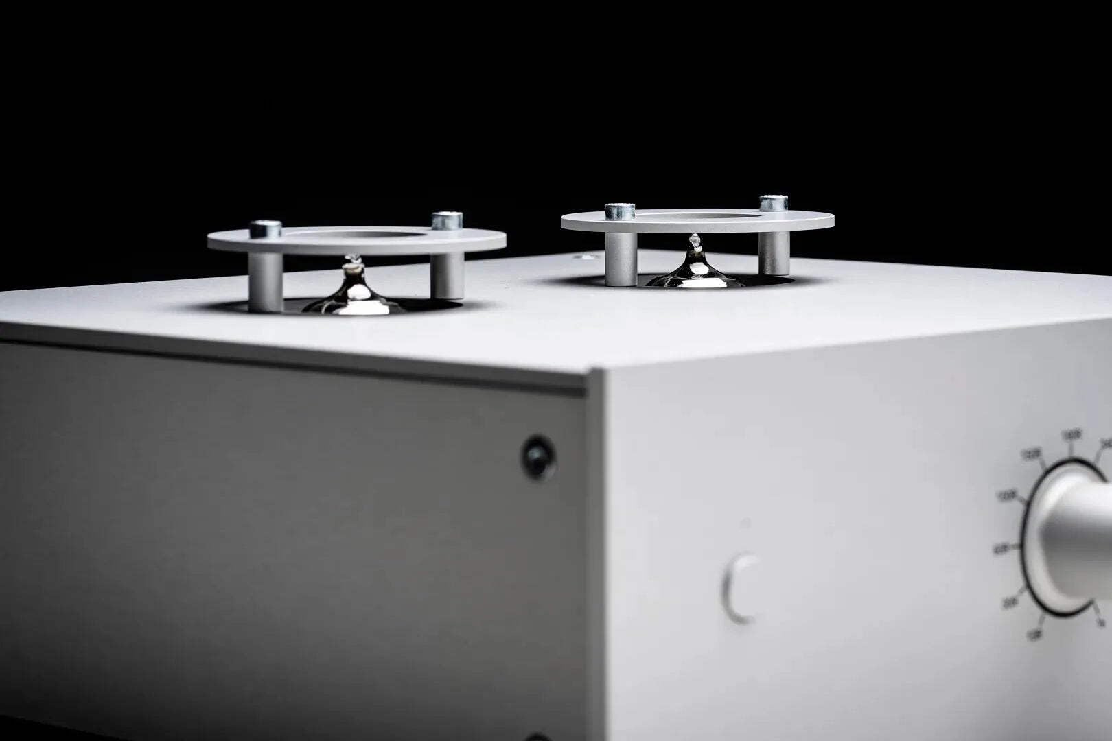 Pro-Ject Tube Box DS3 B Dual-Mono True Balanced Röhren-Phono-Vorverstärker (Silber)