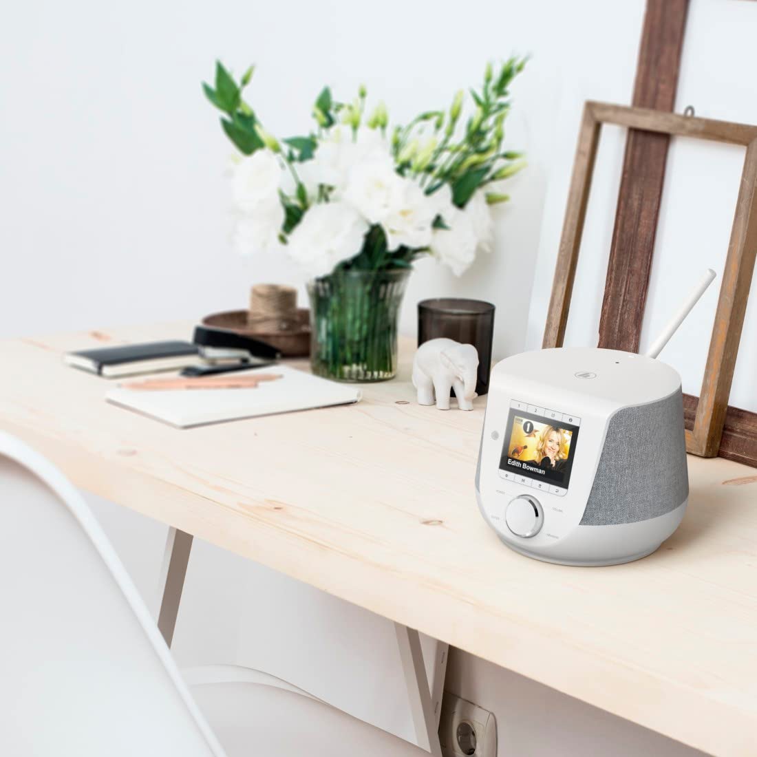 Hama DAB+ Digitalradio Internetradio (Smart Radio mit 2-Wege-Lautsprecher & Handy-Ladefunktion, WLAN/DAB/DAB+/FM, Bluetooth/Spotify Streaming, Stationstasten, Radio-Wecker, App) Weiß