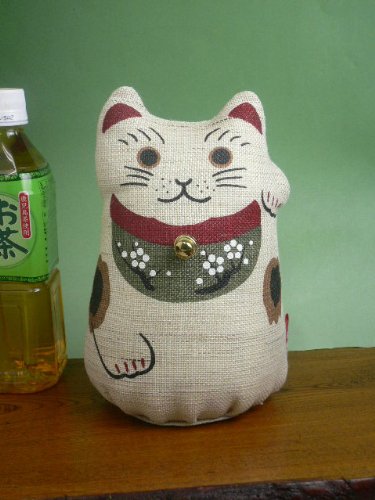 Amazon.co.jp: （招き猫 M 三毛猫）大入り巾着付き 縁起物 麻製品