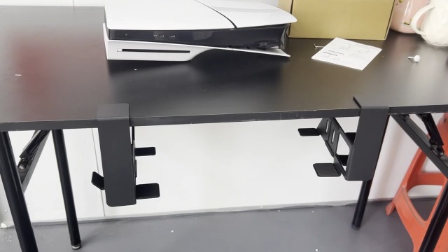 Amazon.co.jp: PS5/PS5 Pro/PS5 Slim 用デスク下ホルダー PhyiFlbey 机