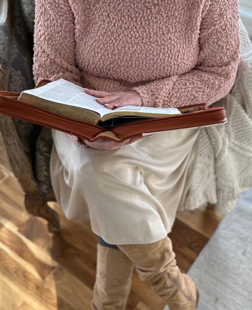 Miniatura 7 de Kinsman & Company Fundas grandes para la Biblia para mujer con bolsillos, funda de transporte de la Biblia King James para mujer, funda de cuero