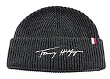 Für die kalte Jahreszeit ist diese TOMMY HILFIGER Beanie einfach perfekt geeignet. Weich, warmhaltend und im schicken Design. Zudem ist sie ein wahres Kombinationswunder und lässt sich zu allem tragen. Mit diesem Accessoire sind Sie auch im Winter top gestylt unterwegs.
