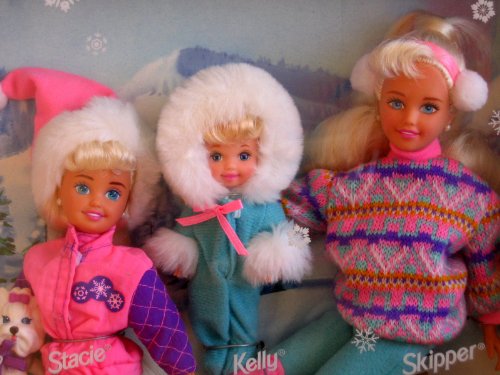 Set de Muñecas Barbie Winter Holiday con 4 muñecas y accesorios miniatura 3