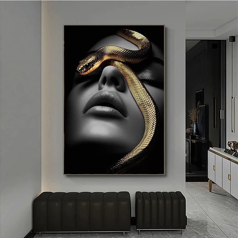 Tableau femme mode noir et blanc et serpent doré 50x70cm avec cadre interne