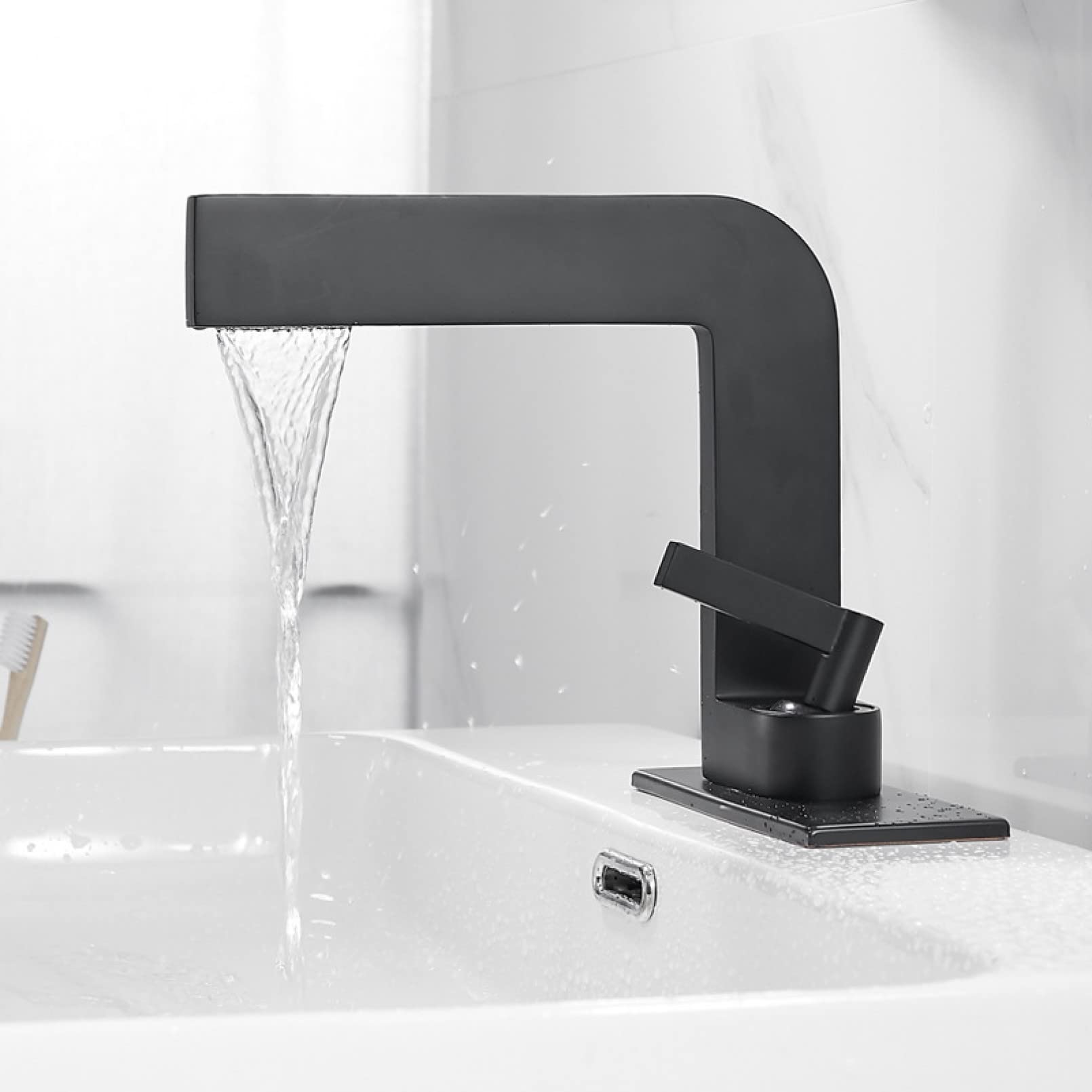 Robinet de lavabo cascade en laiton noir mat pour meuble élégant
