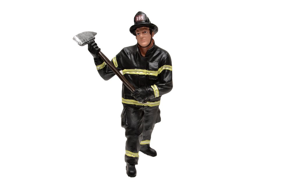 Amazon.co.jp: 1/18 American Diorama 消防士 斧を構える Firefighter