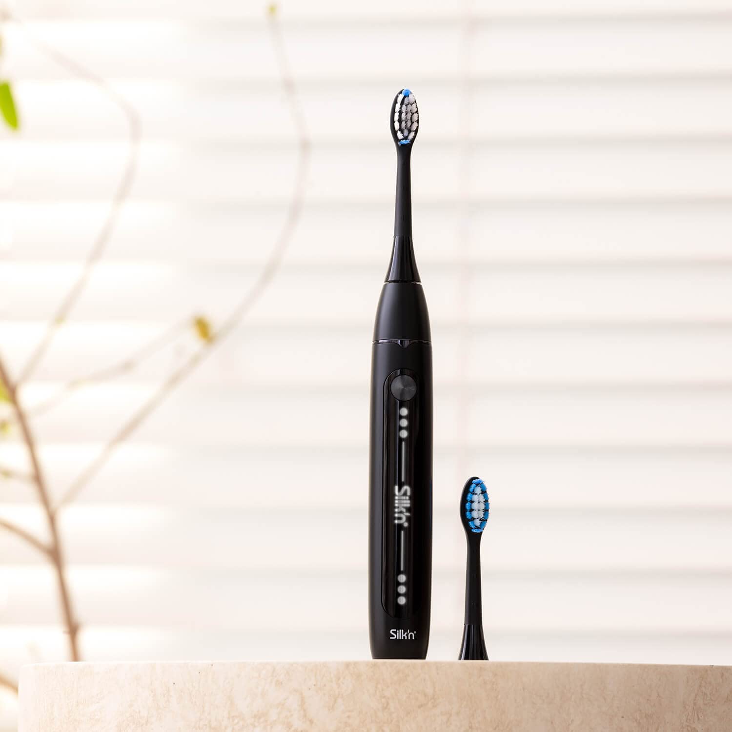 Silk'n Set de cepillo de dientes eléctrico con set de repuesto - SonicYou and Refill Set - con paquete de 4 cabezales de cepillo negros - Idea de regalo - Negro