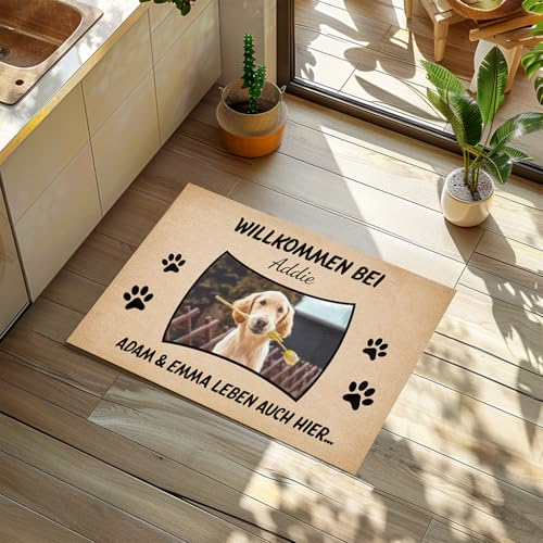 Geschenke Mall Personalisierte Fußmatte - Willkommen In Unserem Zuhause Von - Fussmatte Mit Namen, Fussmatte Selbst Gestalten, Fussmatte Familie, Fussmatte Hund Personalisiert (Modell #1)