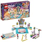 Cuenta con varios aparatos de gimnasia y un escenario principal con plataforma giratoria, altavoces, marcador con decoraciones adhesivas, podio y un vestuario.