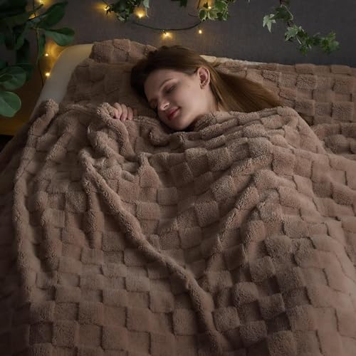 NEWCOSPLAY Super Soft King Blanket Taupe Premium Silky Flannel Fleece 3D Checkered Lightweight Bed Blanket All Season Use (Taupe Checkered, King(90"x110"))