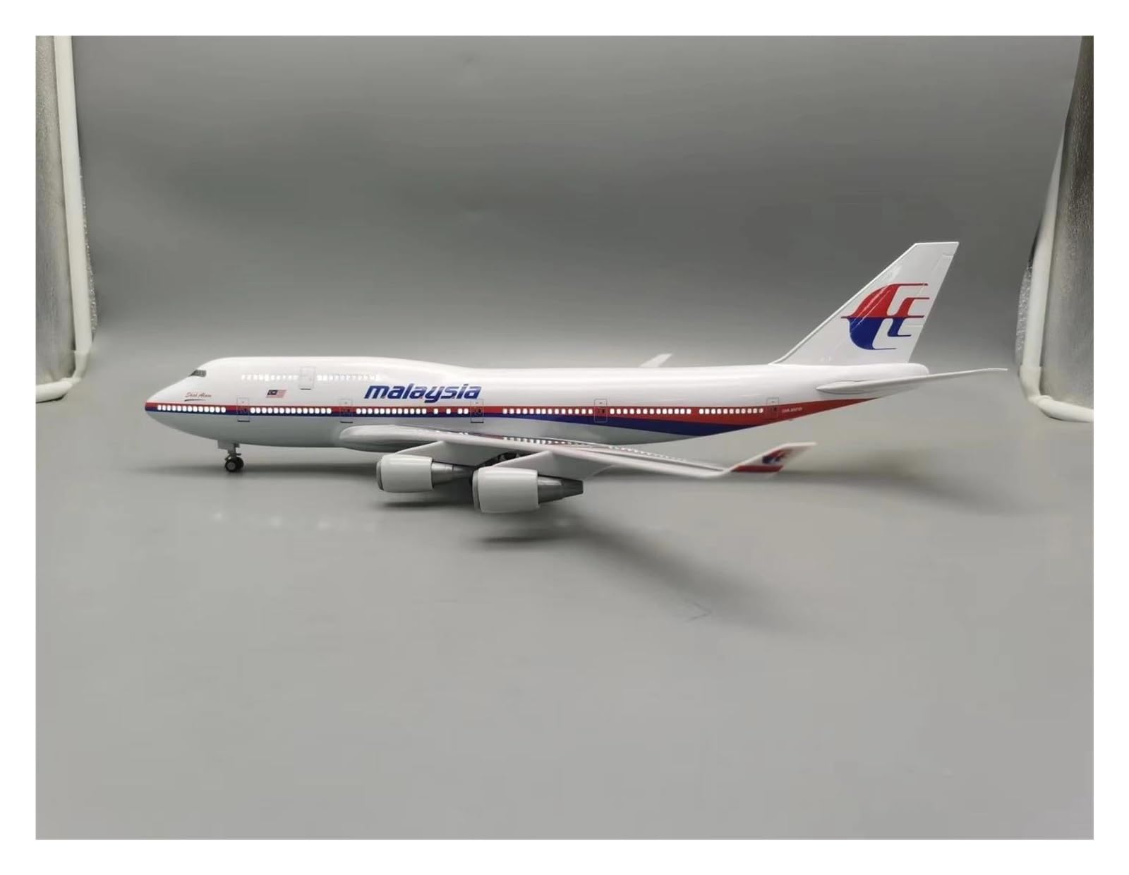Odlewane zabawki samolotowe w skali 1/150 dla malezji 747 modele samolotów żywica odlewany model samolotu maszyna zbierana lotnictwo wystrój domu samolot do zbierania i wyświetlania (ze światłem)