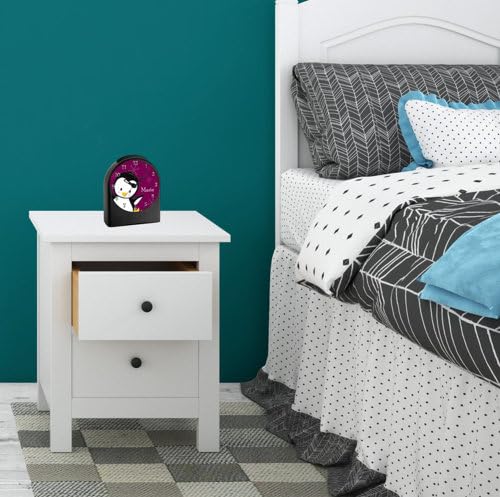 WU-50-1121-09, Pinguin Farbe Brombeere, analog Kinderwecker schwarz, Funkwecker ohne Ticken, mit Licht, personalisiert mit Namen, 9,6 x 5,5 x 11,9 cm, 104 g