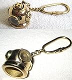 Maritimer Schlüsselanhänger, gefertigt aus massiv Messing. Gesamtlänge ca. 9 cm. Gewicht jeweils 41 g. Das Angebot beinhaltet 2 Schlüsselanhänger.