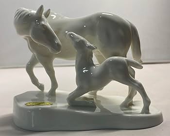 「子に寄り添う白馬親子」の置物（Noritake陶器、ビンテージ品） Amazon.co.jp: Noritake オールドノリタケ 馬の親子 白磁 陶器