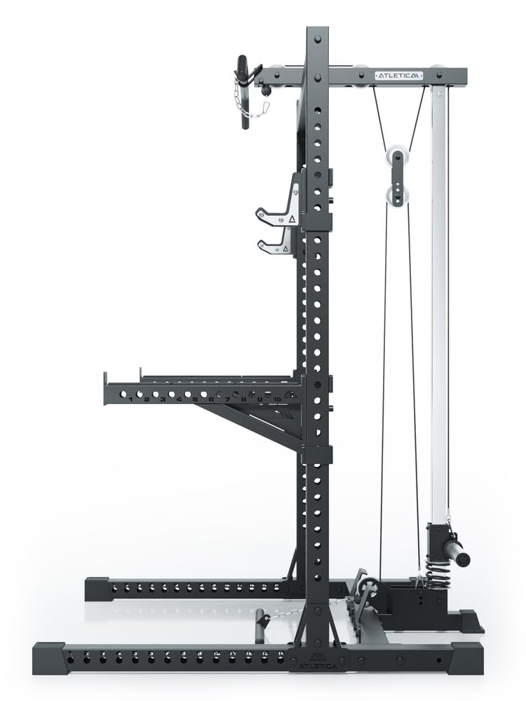 Atletica R7 Rider | Plate Load Version | Squat Rack mit integriertem Latzug. Modular ausbaubar mit Deadlift Station. In Zwei Höhen verfügbar. Optional mit 125kg Steckgewichten