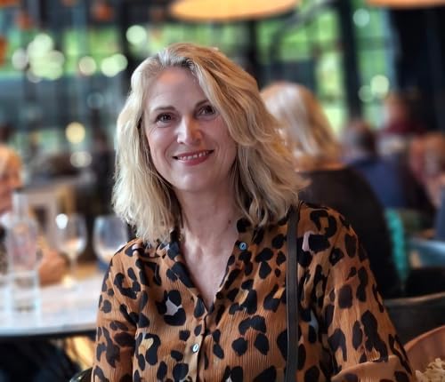 The Cosy Christmas Chocolate Shop: The perfect, feel good romantic comedy to curl up with this Christmas! (Cosy Teashop) - PT01