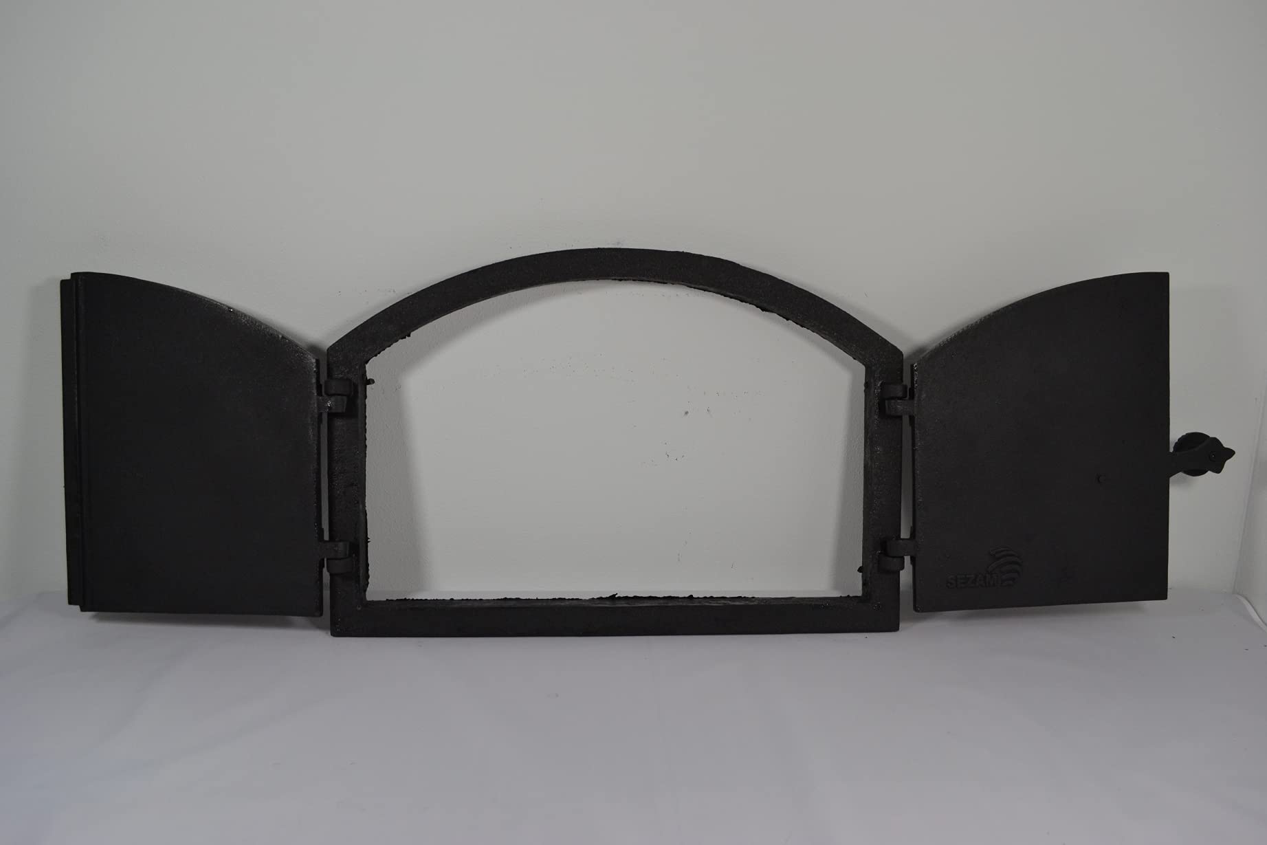 SEZAM doppelte Backofentür aus Gusseisen mit Türriegel, Nietenoptik, Pizzaofentür - Brotofen - Steinofentür, 53,2 x 5,5 x 35,5 cm, schwarze Bemalung