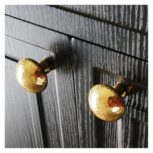 Boutons d'armoire vintage en laiton pour rafraîchir une commode - 4