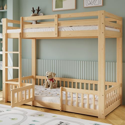 TOBIDOEN Litera para 2 niños de madera, 90 x 200 cm, cama alta con escalera de seguridad, protección anticaídas, incluye barandilla y puerta, espacio de diseño libre debajo de la cama (natural)
