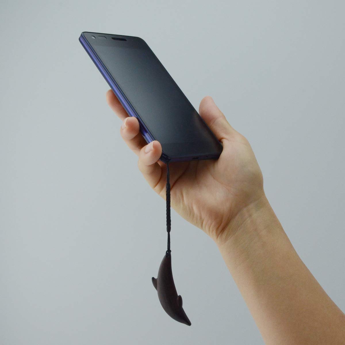Amazon | 木製 ストラップ 根付 イルカ 縞黒檀 | ストラップ
