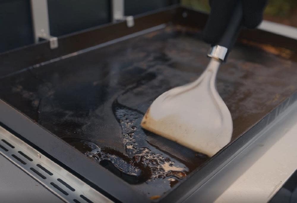 Weber Skrobak do Płyty, wykonany ze stali nierdzewnej, skutecznie usuwa tłuszcz i brud, idealny do czyszczenia płyt grillowych, antypoślizgowa wygodna rączka,do mycia w zmywarce - Srebrny (6781)