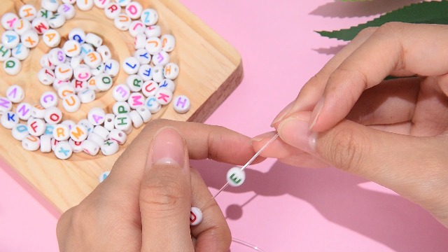 Cheriswelry Lot De 350 Perles Rondes Et Plates En Acrylique Avec Lettres De L'alphabet De A à Z Pour La Fabrication De Bijoux Et Bracelets Noir 7 Mm