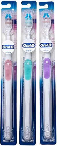 Oral-B Gum Care - Cepillo de dientes extra suave para dientes y encías sensibles cabeza pequeña compacta los colores varían paquete de 3