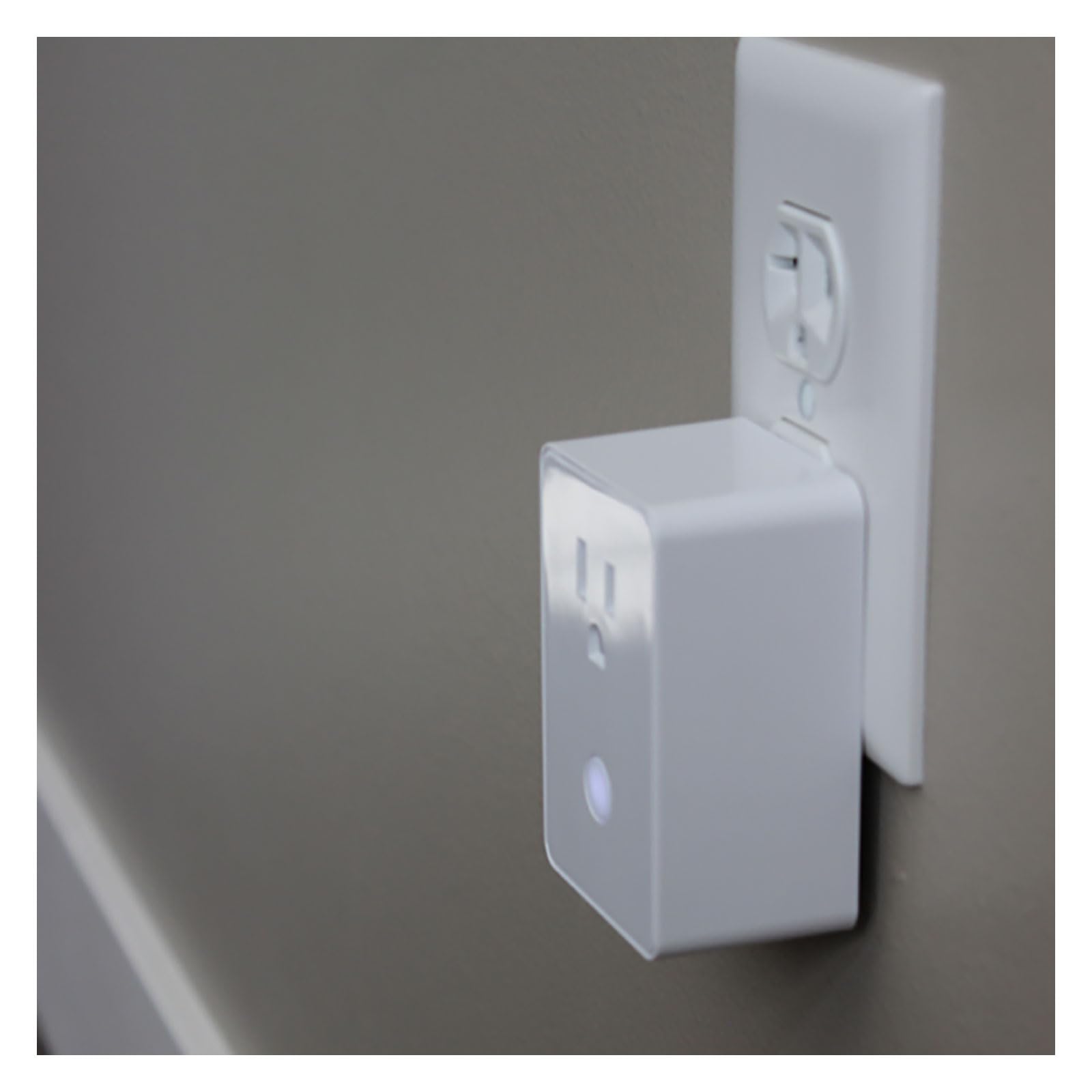Qolsys QZ2131-840 IQ Z-Wave Plus v2 Smart Plug Outlet, 700 Series
