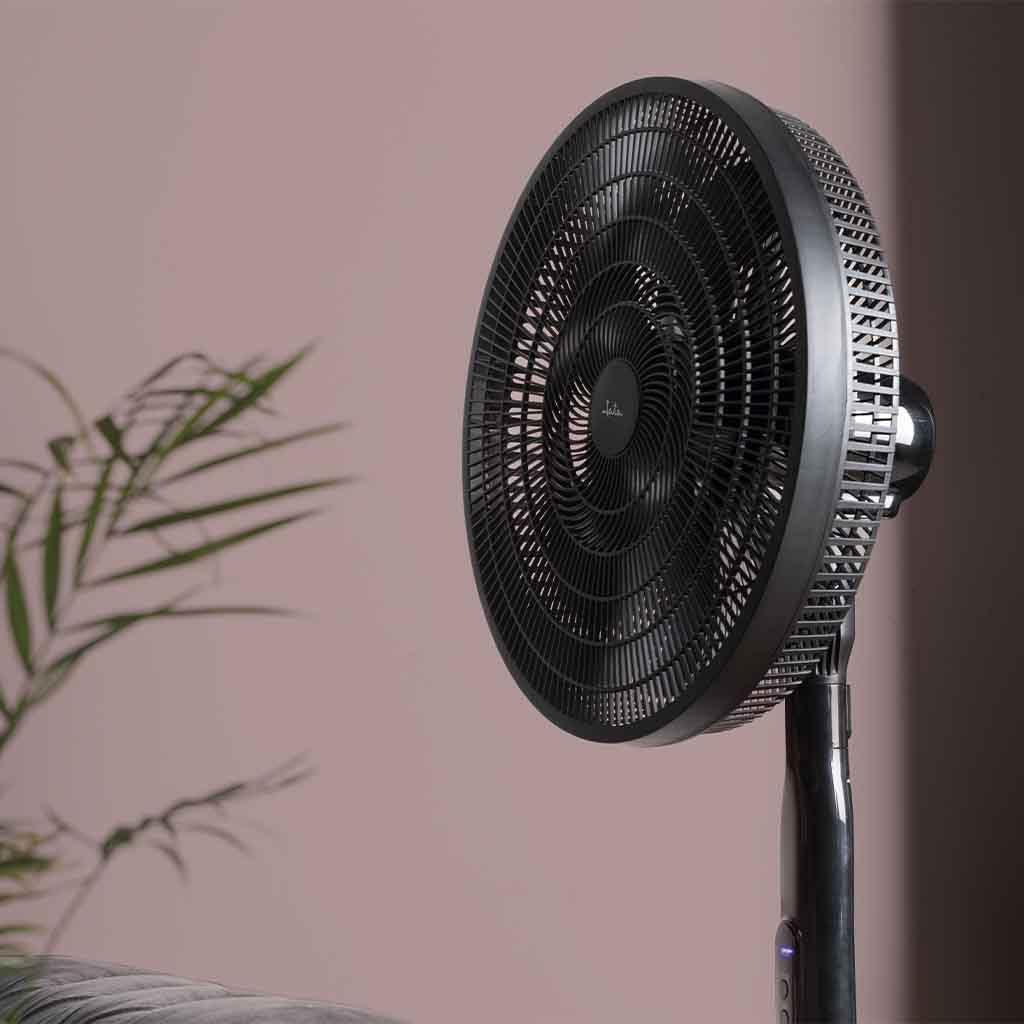 JATA JVVP3063 - Ventilador de Pie con Mando 50 W, Ventilador Oscilante Silencioso 40 cm, 5 Aspas, Temporizador 8 h, Altura Regulable 135 cm, Gran Caudal 3540 m³/h