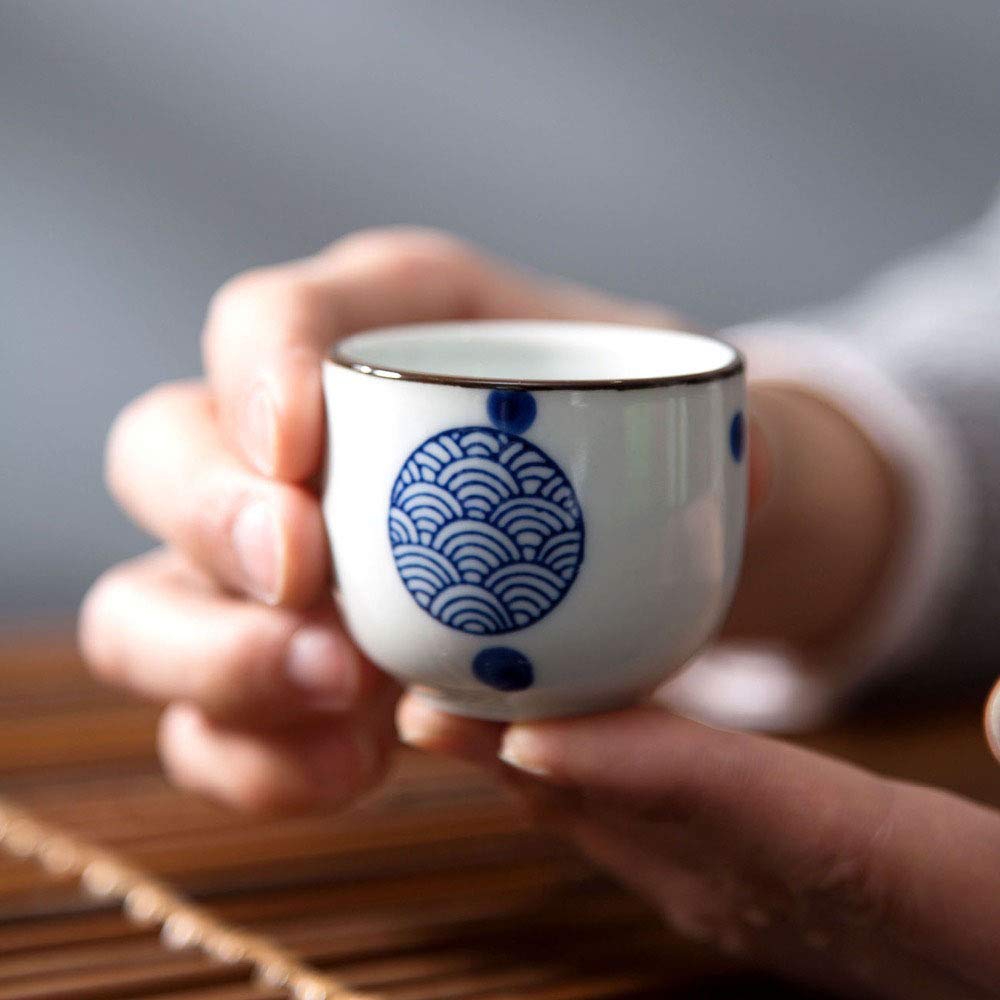 Service à saké japonais, ensemble de 5 tasses à saké, tasses en céramique à texture ondulée bleue, verres à vin artisanaux pittoresques, pour thé shochu chaud et froid, meilleur cadeau pour la fa