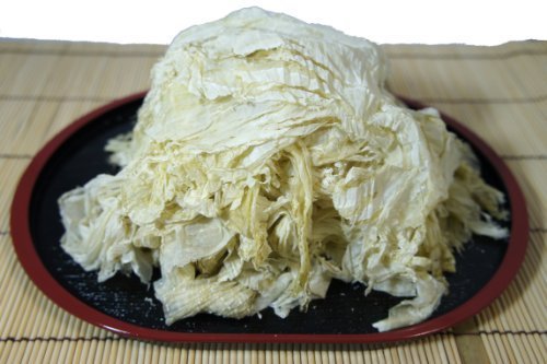 とろろ昆布は、何枚もの昆布を重ねて圧縮し、その側面を機械で削ったもの。一方のおぼろ昆布は、職人が1枚1枚昆布の表面を手で削ったもの。そのため、おぼろ昆布の方が高価です。